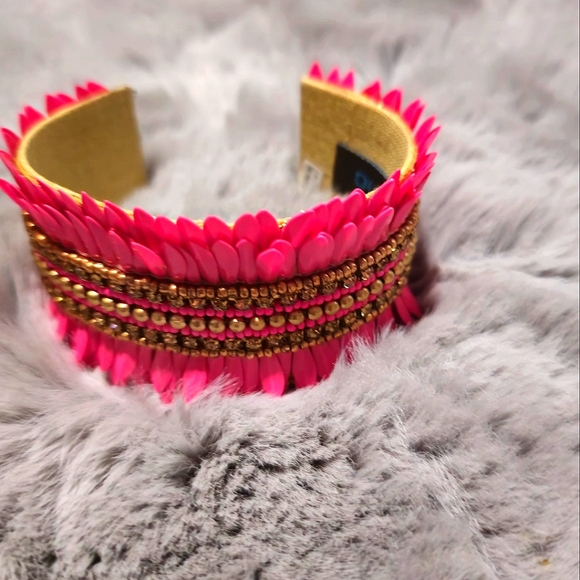 New unused beaded fuchsia bracelet cuff. - Picture 3 of 6